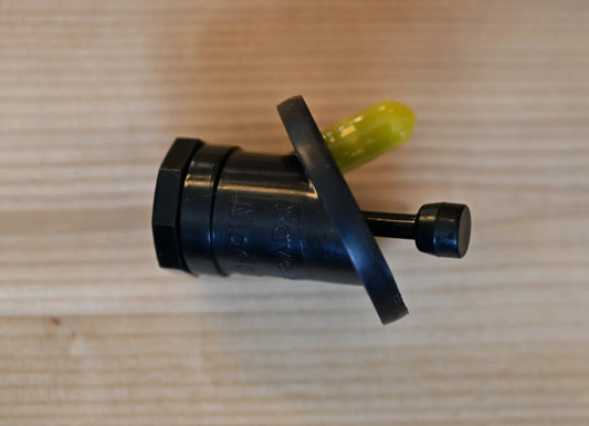Water jug faucet without vent tube